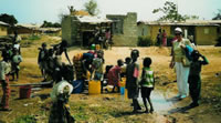 Mujeres lavando en un arroyo.